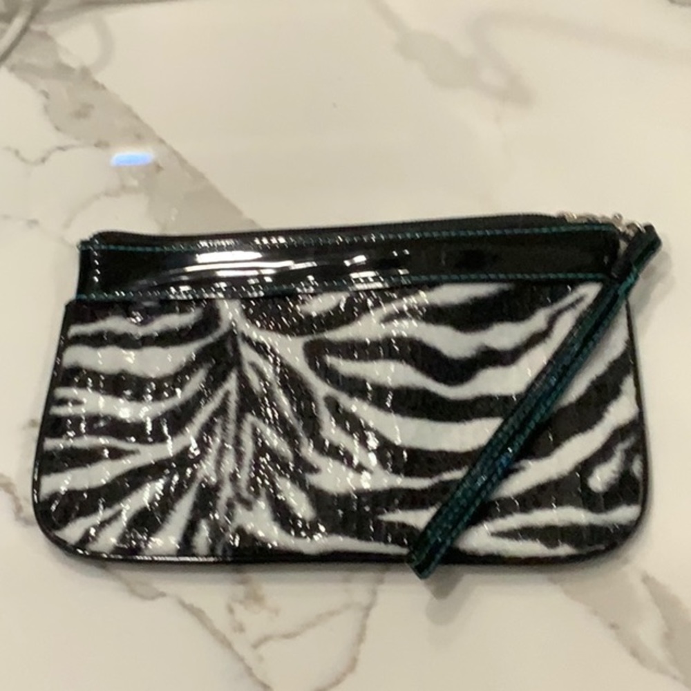 Modelo Patent black and white Wristlet size small